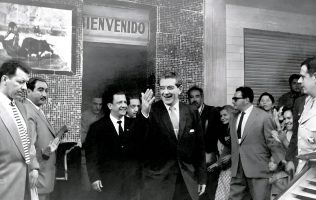 Don Marcos Guillén, el fundador de El Taquito y sus tres pequeños: David, Enrique y Rafael.