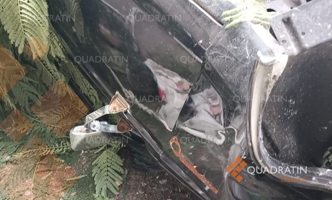 Vuelca camioneta y cae dentro de vivienda en Oaxaca - Quadratín México