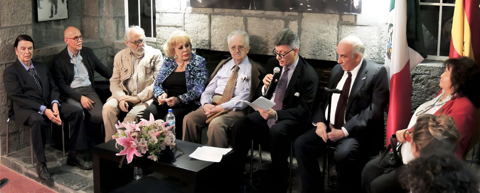 En julio de 2013, durante el evento con motivo de los 30 años del fallecimiento de Luis Buñuel, en su casa de cerrada de Félix Cuevas número 27. Foto © Alberto Carbot