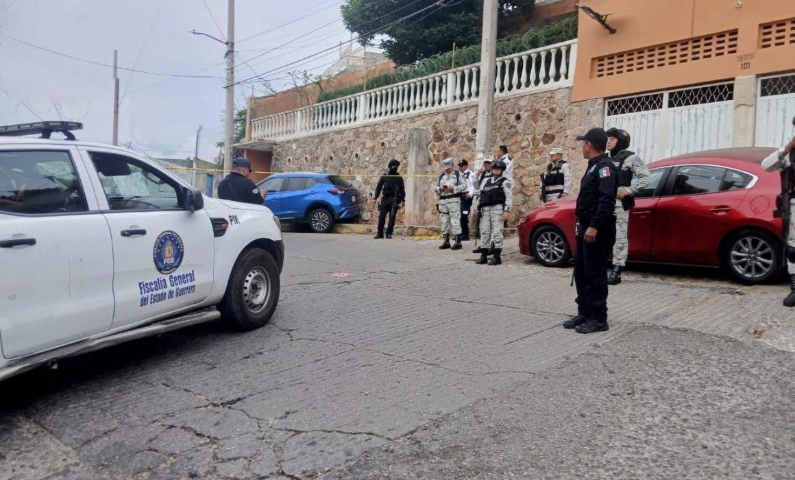 Repelen policías ataque armado y abaten a 2 tras persecución en Acapulco