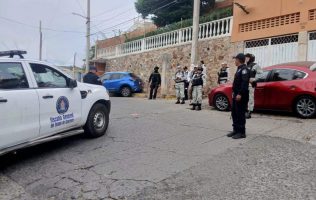 Repelen policías ataque armado y abaten a 2 tras persecución en Acapulco