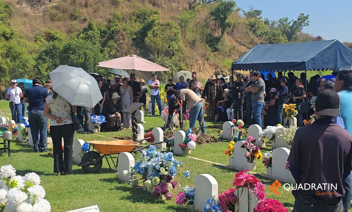 Con resguardo sepultan al magistrado asesinado en Acapulco