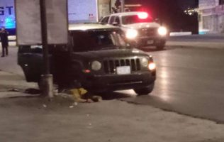 Asesinan a 2 hombres y lesionan a mujer dentro de camioneta en Chihuahua