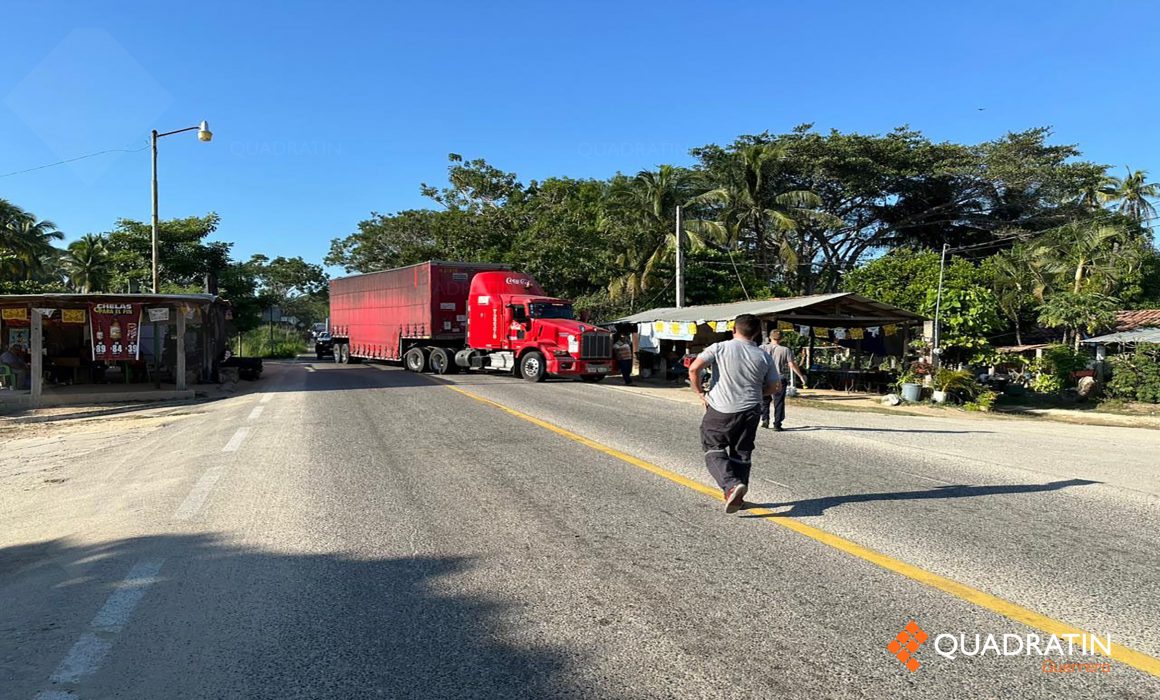 Bloquean pobladores de Petatlán 2 horas la carretera por seguridad