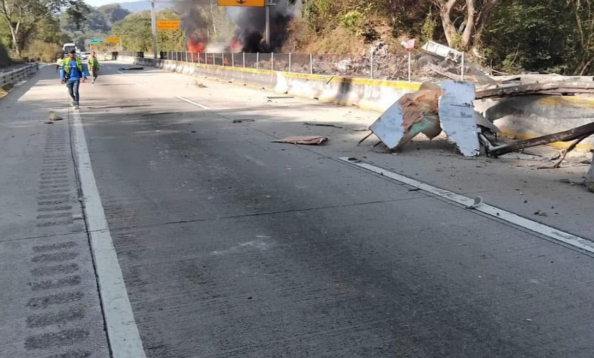 Muere calcinado chofer de tractocamión incendiado en Autopista del Sol