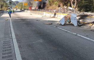 Muere calcinado chofer de tractocamión incendiado en Autopista del Sol