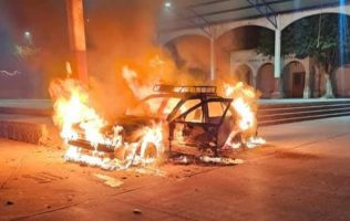 Incendian vehículo en plaza de Cuitzeo