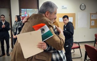 Connacionales no están solos: Juan Ramón de la Fuente durante primera visita a centro de detención en EU