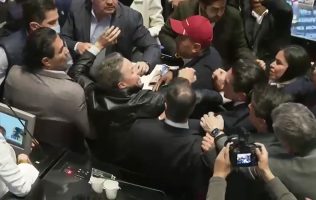 Morenistas y panistas se jalonean y amenazan por Yunes