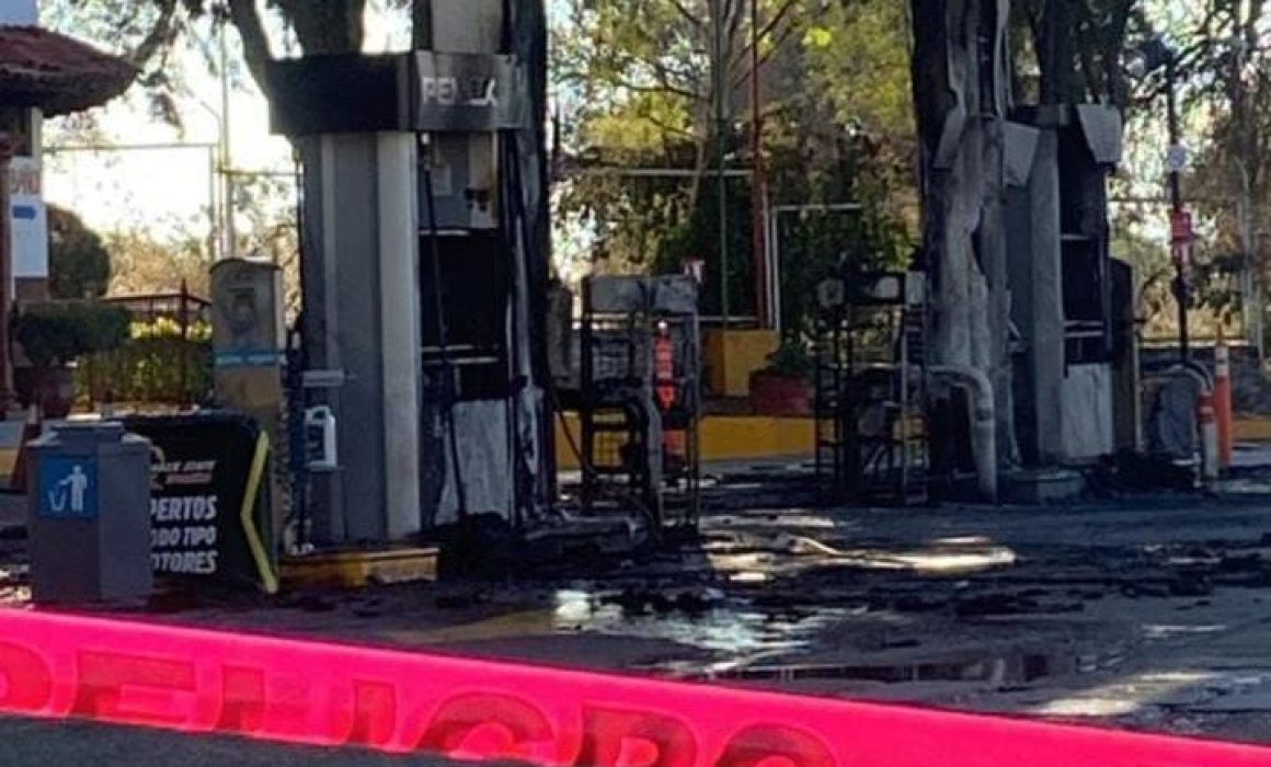 Incendian armados gasolinera y OXXO en Cuitzeo