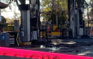 Incendian armados gasolinera y OXXO en Cuitzeo