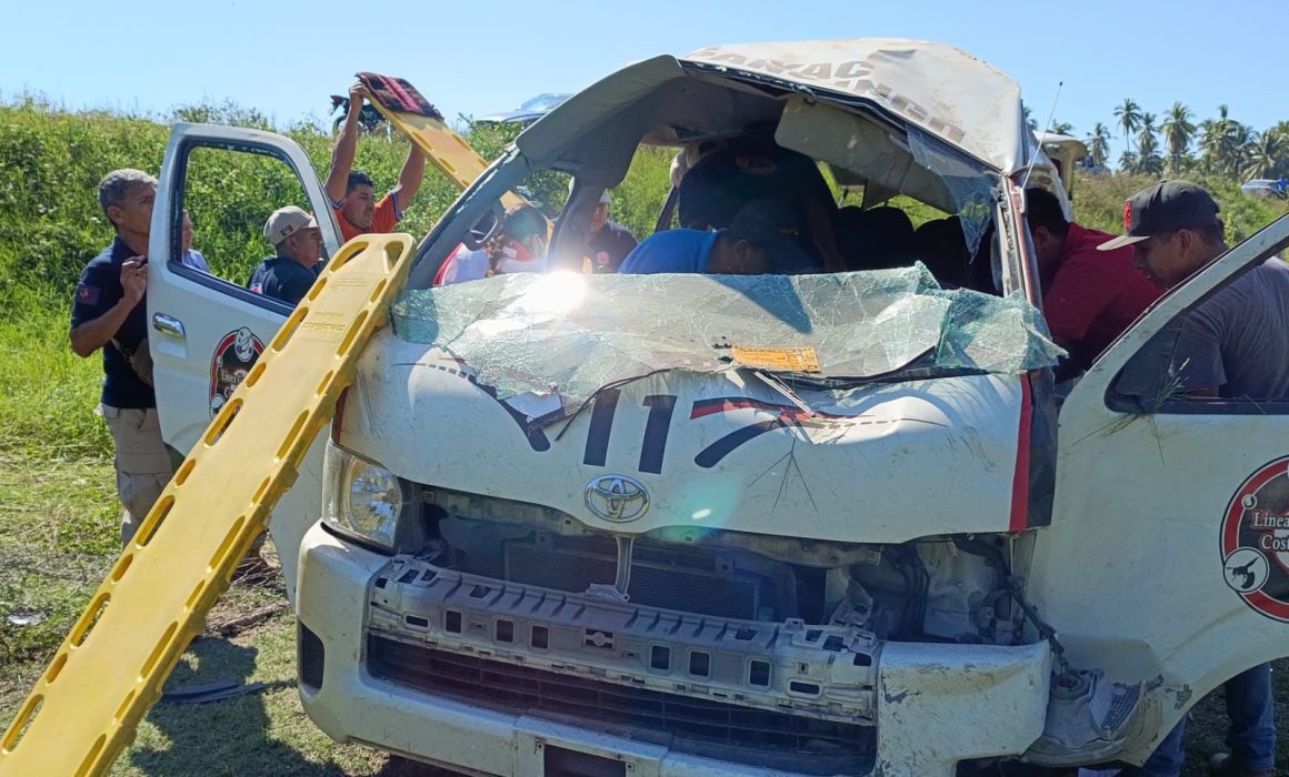 Sale de carretera Urvan y deja 11 lesionados en Atoyac; uno, menor