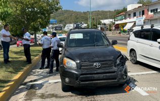 Se convulsiona al volante y origina carambola en Zihuatanejo