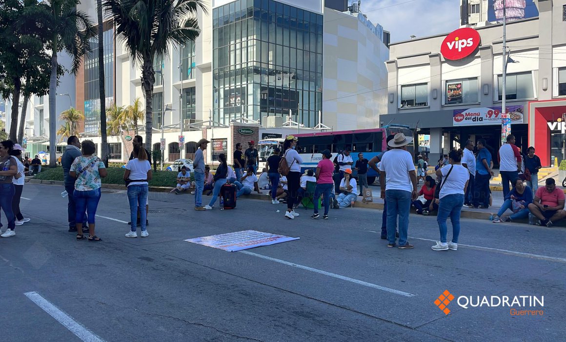 Lleva 6 horas paralizada la Costera de Acapulco por bloqueo ante adeudos