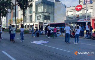 Lleva 6 horas paralizada la Costera de Acapulco por bloqueo ante adeudos