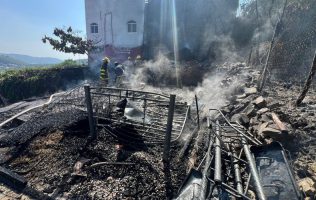 Pierden todo mujer y sus hijos tras incendio de su casa en Zihuatanejo