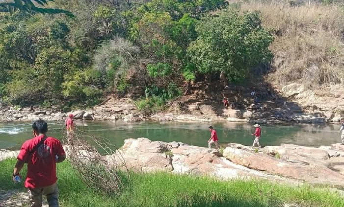 Lleva 3 días búsqueda de menor arrastrado por río en Xochistlahuaca