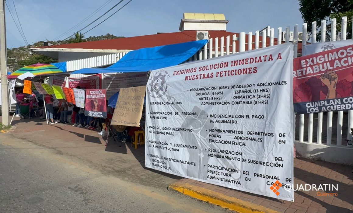 Cumple 3 días tomada Finanzas de Zihuatanejo por demandas de maestros