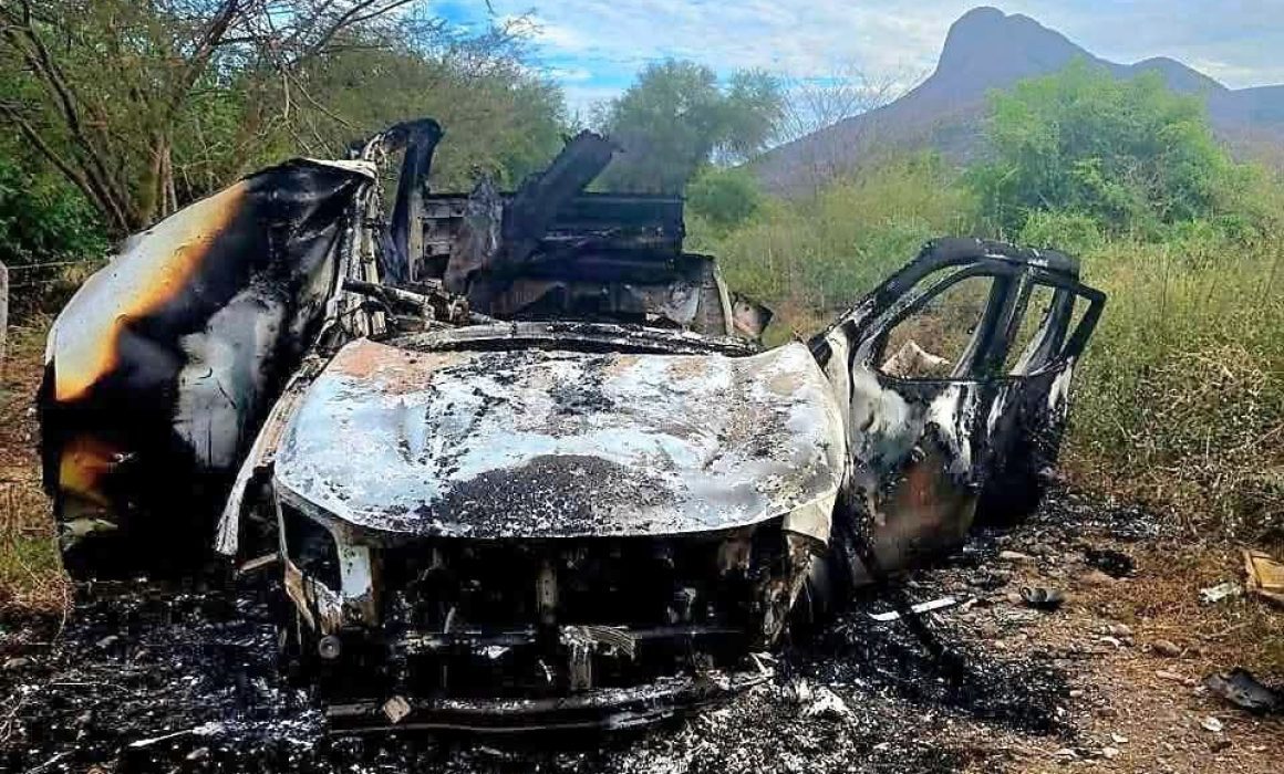 Camioneta es destruida por mina en Apatzingán