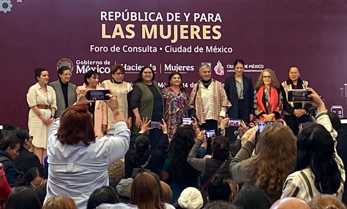 Clara Brugada en foro República de y para las mujeres