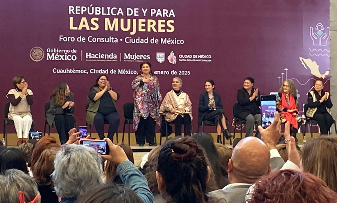 Clara Brugada en foro República de y para las mujeres