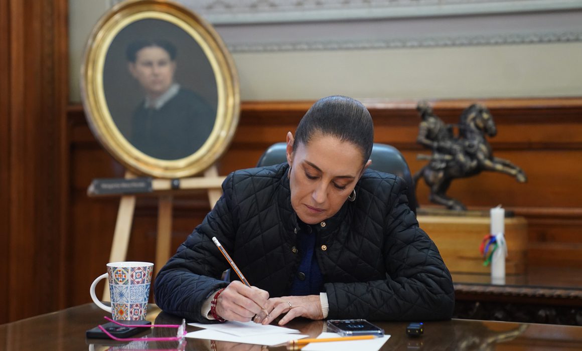 Claudia Sheibaum escribiendo