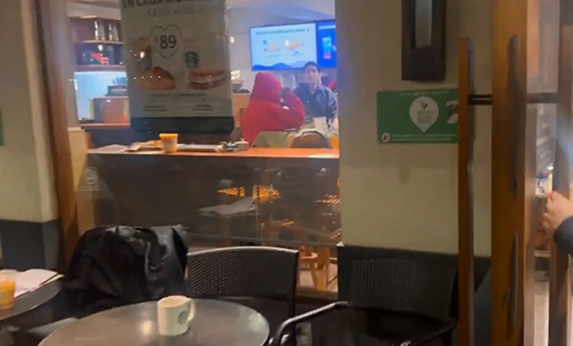 Detienen a mujer por amenazar con cuchillo en Starbucks de la Condesa