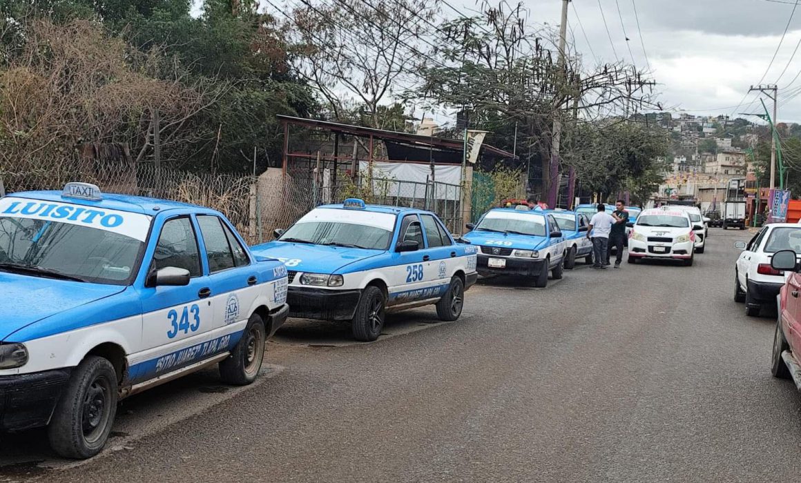 Hallan muerto a líder transportista dentro de su taxi en Tlapa