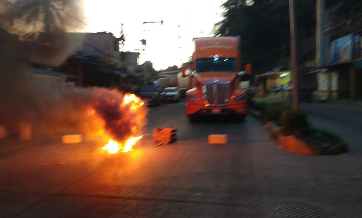 Lleva 11 horas bloqueo por falta de agua en Acapulco