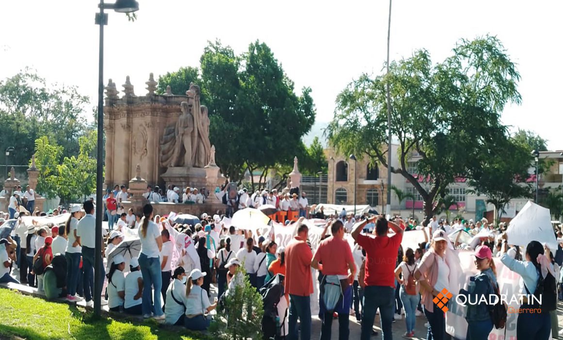 Marchan 4 mil maestros paristas del SNTE en Iguala para exigir solución