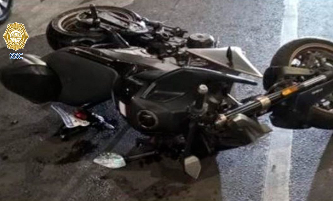 Camioneta lo derriba en moto al parecer robada poco antes