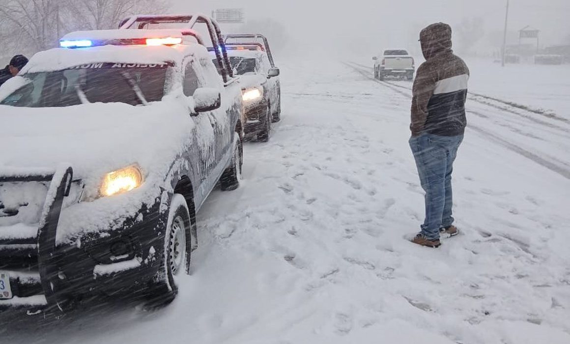 Cierran 18 tramos carreteros por nieve en Chihuahua