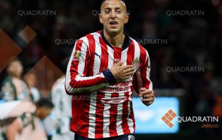 Piojo Alvarado festeja gol con Chivas