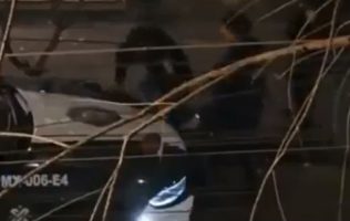 Investigan y suspenden a policías acusados de atacar en la Roma