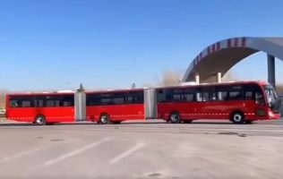 Comparte Brugada pruebas de primer biarticulado eléctrico chino para Metrobús