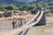 Arriesgan vida en puente colgante tras daños por John en Guerrero