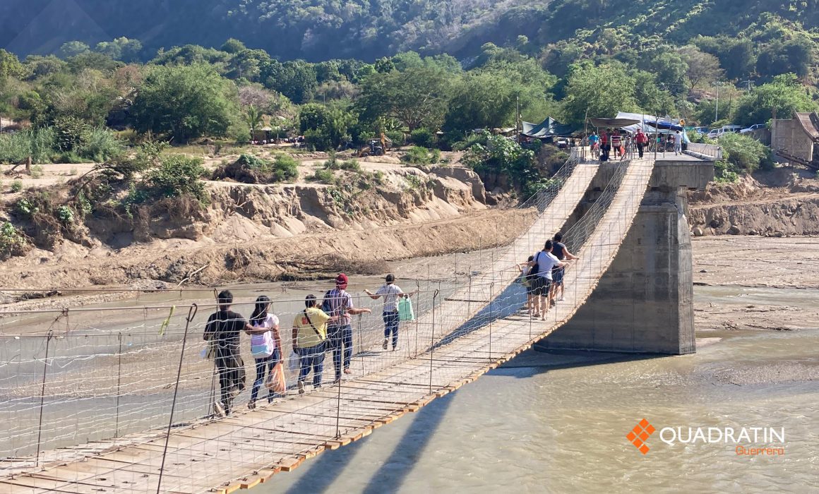 Arriesgan vida en puente colgante tras daños por John en Guerrero