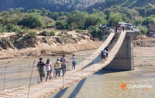 Arriesgan vida en puente colgante tras daños por John en Guerrero