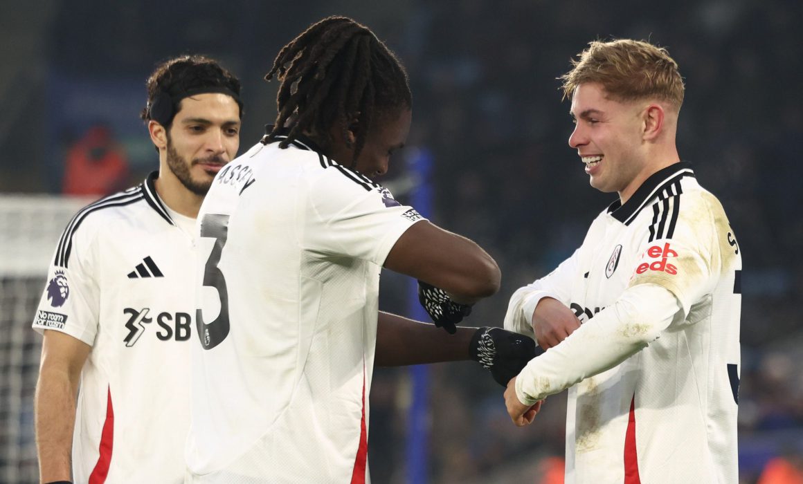 Raúl Jiménez festeja con susu compañeros gol de Fulham