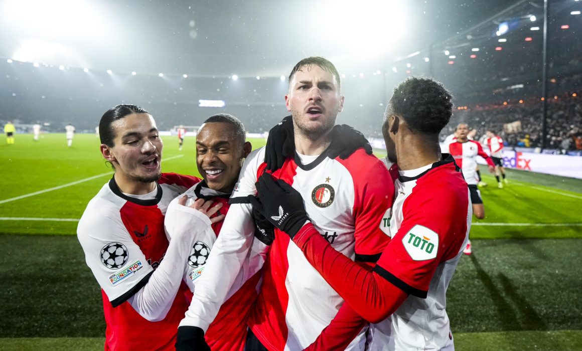 Santiago Giménez festeja gol de Feyenoord