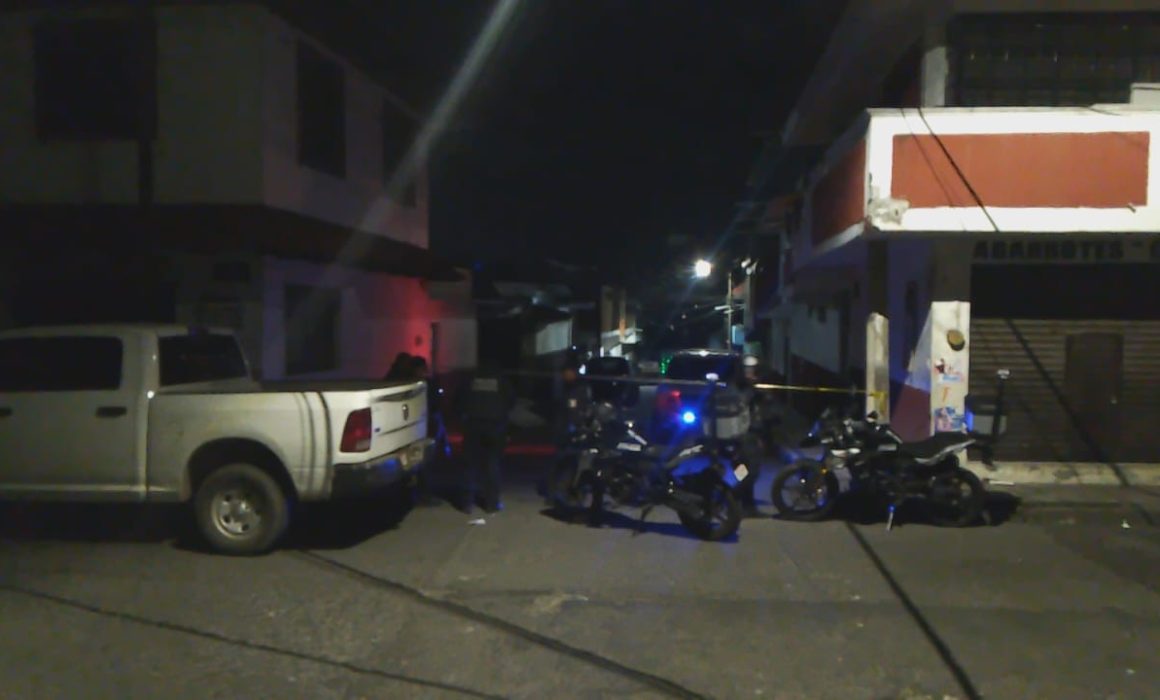 Ultiman a 2 hombres adentro de una casa en Uruapan