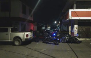 Ultiman a 2 hombres adentro de una casa en Uruapan