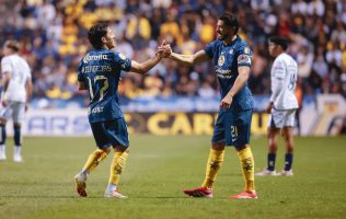 Alex Zendejas y Henry Martín celebran sus goles ante Puebla