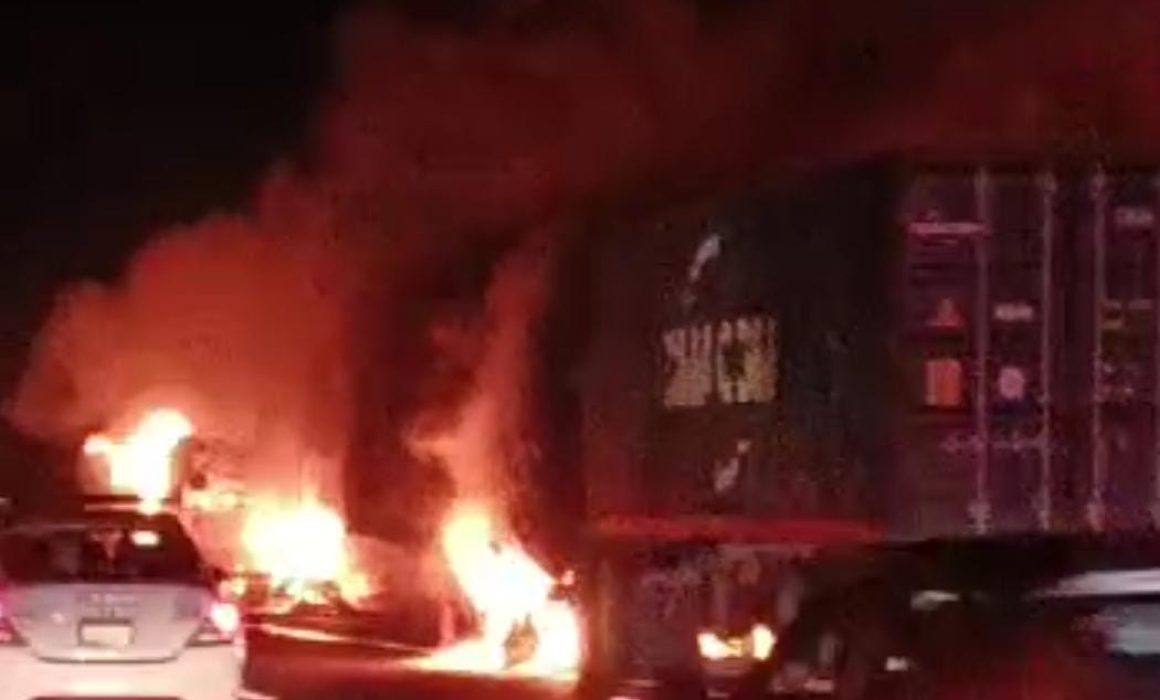 Arde tráiler tras choque múltiple en la Morelia-México