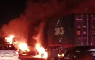 Arde tráiler tras choque múltiple en la Morelia-México