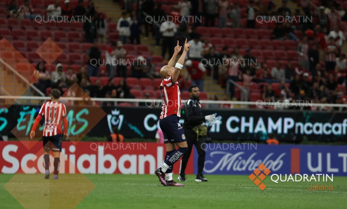 Chicharito Hernández festeja gol con Chivas ante Cibao