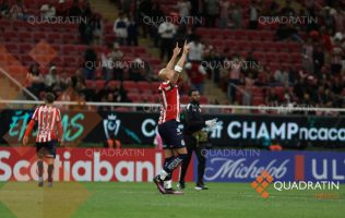 Chicharito Hernández festeja gol con Chivas ante Cibao