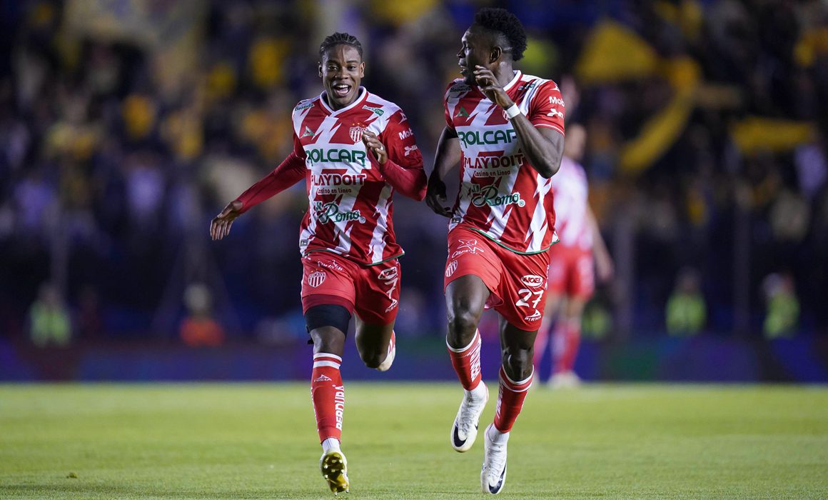 Díber Cambindo festeja gol de Necaxa ante América