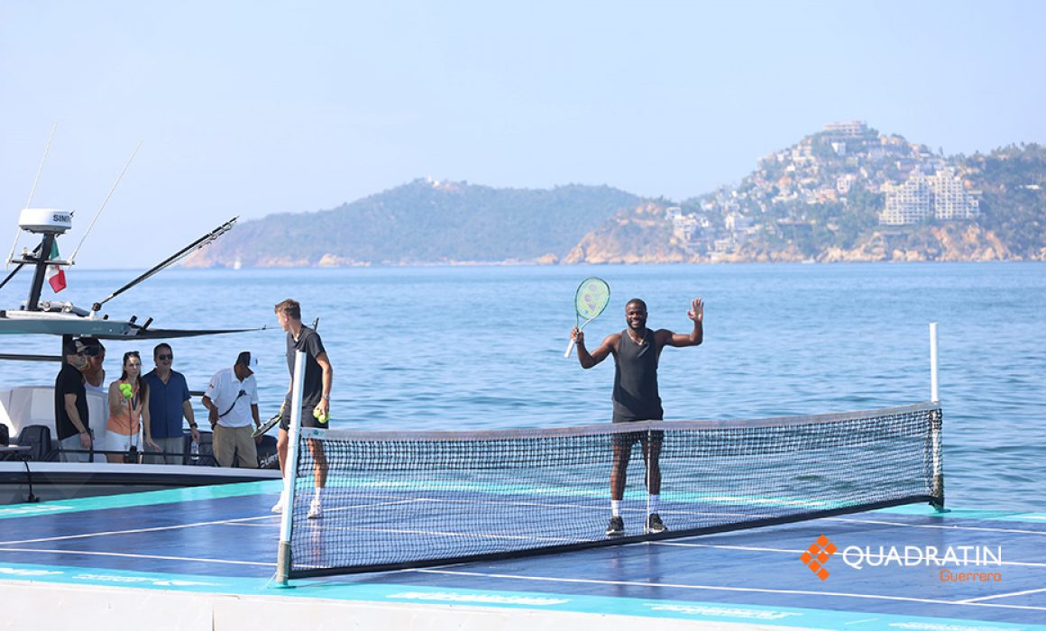 Flota exhibición en saque de Abierto Mexicano de Tenis