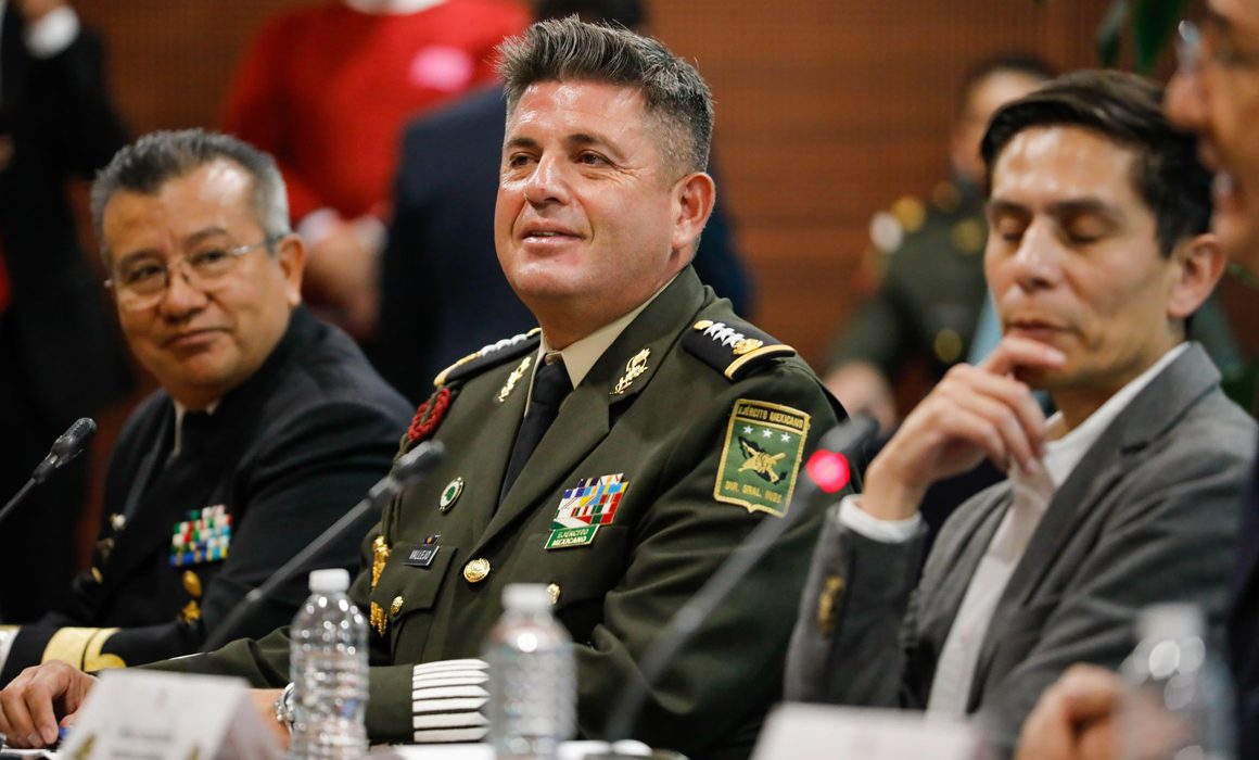 General Gustavo Ricardo Vallejo con senadores morenistas